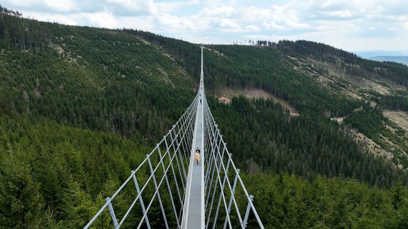 Nejdelší visutý most pro pěší na světě se otevírá veřejnosti